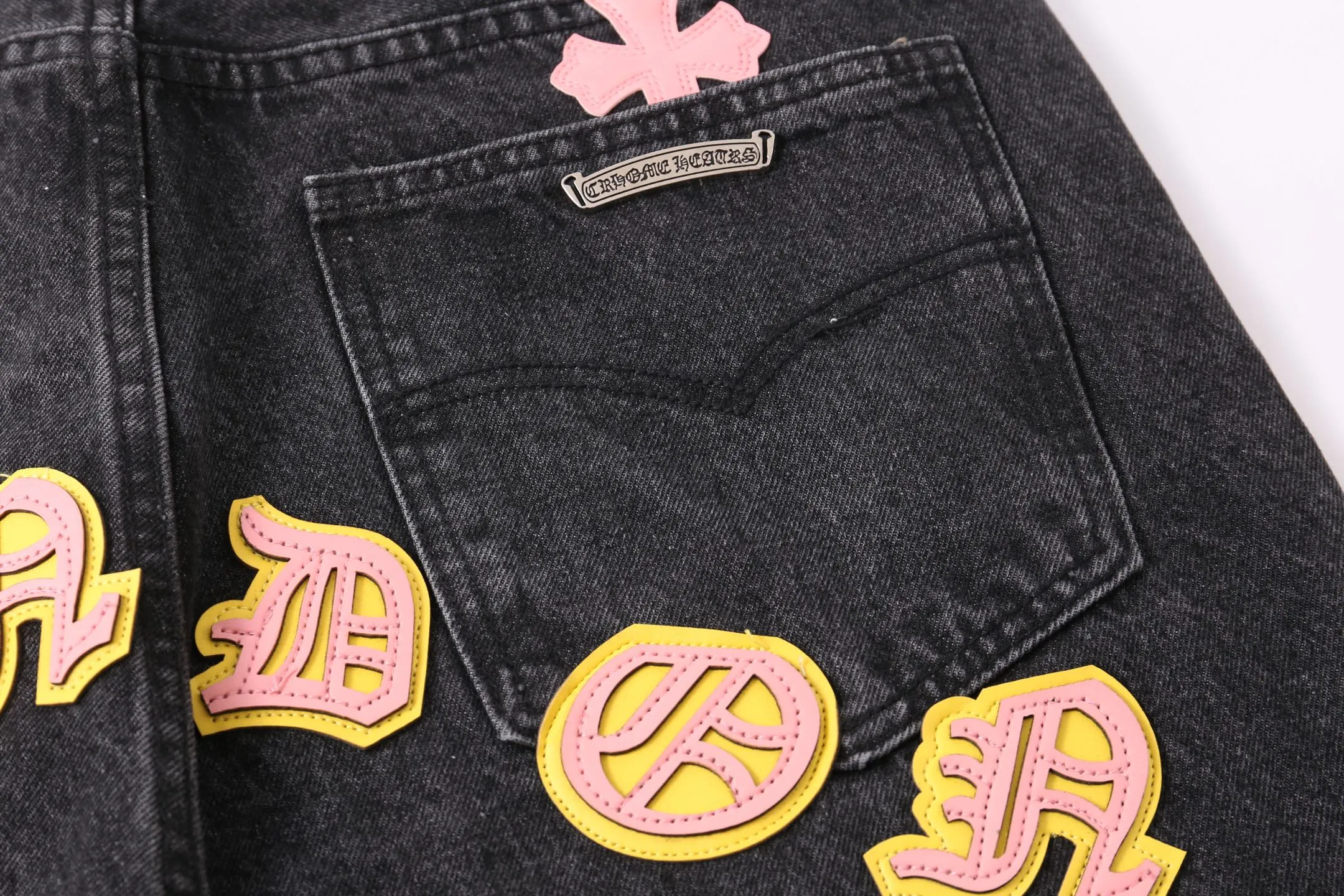 P260 Style number: H75 Croxin & 𝐂𝐡𝐫𝐨𝐦𝐞 𝐇𝐞𝐚𝐫𝐭 ss25 black leather Sanskrit fine jeans. Styles with different wash textures are very friendly to people with thin legs. The slightly flared version perfectly modifies the leg shape. The timeless and moderate length makes it easy to match and match. It is the basis for various styles and is a must-have in your wardrobe! The fabric is stiff but also makes the upper body soft without losing texture. The washing process is even more perfect. It is a must-have item for everyone! ! ! Washed wheat, hang tag, pants label, three labels complete Color: black Size: 28-30-32-34-36